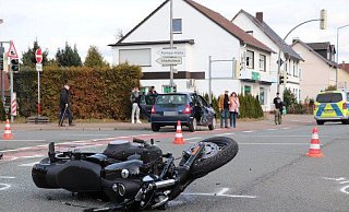 Der Motorradfahrer war stadtauswärts unterwegs. Er wurde bei dem Unfall schwer verletzt. - Jan Henning Rogge