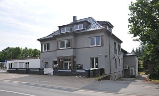 Auf zwei Etagen verteilen sich zehn Gästezimmer. Das Gebäude verfügt außerdem über ein Restaurant. - Frank Jasper