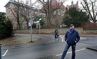Anlieger Frank Haschke beobachtet immer wieder, dass Autos in die Borriesstraße einbiegen, wo es nur Radlern erlaubt ist. - Frank-Michael Kiel-Steinkamp