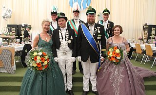 Steffen Löper und Nora Rosensträter aus Büren (l.) lösen Niklas und Janine Fecke aus Upsprunge als Kreiskönigspaar ab. - Johannes Büttner