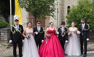 Vom majestätischen Flair umgeben, nahmen Oberst Sebastian Helmes (v. l.), Michaela Helmes mit Kevin Langhals, Königin Lea und König Eike Schirrmacher sowie Katharina und Steffen Billerbeck die Parade ab. - Josef Köhne