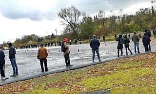 Auf dem Verkehrsübungsplatz in Dalbke war am Sonntag Platz für viele Wartende. In Oldentrup waren es noch mehr. - Barbara Franke