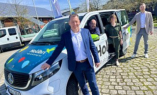 Einen der beiden Lichtenauer Holibri-Bullis präsentieren (v. l.) Marcus Klugmann (NPH-Geschäftsführer), Martin Igges (Fahrer BVO), Ute Dülfer (Bürgermeisterin) und Christian Dreier (Leiter BVO-Niederlassung OWL). - Jens Reddeker
