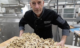 Ein Meter Stollen gleich 3,5 Kilogramm Teig. Für den "längsten Stoll'n Westfalens" der Rotarier muss Bäckermeister Martin Buchmann noch einige Male kneten. - nils@wigginghaus.de