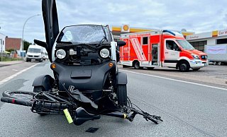 Bei diesem Unfall auf der Kaunitzer Straße hat sich der Radfahrer zum Glück nur leicht verletzt. Bei dem Wagen handelt es sich um einen zweisitzigen Renault Twizy. - Besim