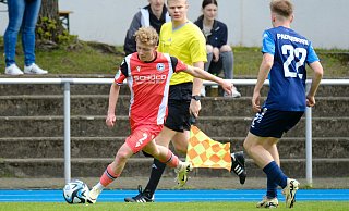 Arminias Tim Bärenwaldt bringt den Ball im Spiel gegen Paderborn von der Außenlinie Richtung Bielefelder Offensive. - Andreas Zobe Arminias Tim Bärenwaldt bringt den Ball im Spiel gegen Paderborn von der Außenlinie Richtung Bielefelder Offensive. - Andreas Zobe