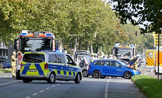 Bei dem Zusammenstoß werden ein Beifahrer schwer und die Fahrerin des blauen Skoda Fabia leicht verletzt. - Ralph Meyer