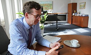Das Smartphone als Kommunikationsmedium: Tobias Scherf postet aus dem Rathaus. Das gefällt nicht jedem. - Dieter Scholz