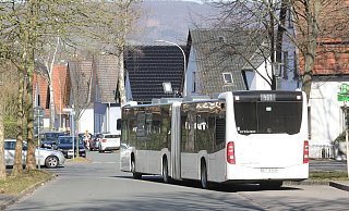 Der angeklagte Busfahrer fährt auch Gelenkbusse wie auf diesem Symbolbild. Er soll in betrügerischer Absicht Fahrscheine ausgedruckt und sie im Internet weiterverkauft haben. - Ulf hanke