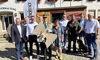 Zu den Markttagen laden ein (v. l.) Frank Mehring (Marketinggemeinschaft), Günter Voß (Stadt Lichtenau), Georg Wigge (Stadtwerke Lichtenau), Matthias Preißler (Stadt Lichtenau), Dennis Biela (Oberst Heimatverein), Martina Wolf-Sedlatschek (Vize-Bürgermeisterin), Fabian Wälter (Westenergie), Ralf Beseler (Jagdhornbläser Blankenrode) mit Jagdhund Jupp und Schirmherr Manfred Müller. - Jens Reddeker