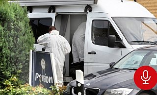 Ermittler und Beamte der Spurensicherung untersuchen die Pension in Hiddenhausen. - Frank-Michael Kiel-Steinkamp