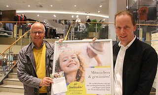 LGS-Fördervereinsvorsitzender Thomas Schöning (l.) und Modehausbetreiber Jens Klingemann stellen die gemeinsame Aktion vor. - Burkhard Battran