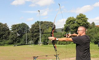 Matthias Steinkamp nimmt die 50 Meter entfernte Scheibe mit dem Recurve-Bogen ins Visier. - Klaus Frensing