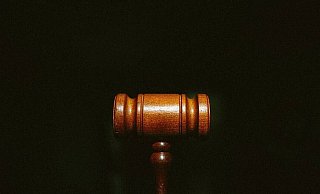 Der Mann war vor Gericht kein Unbekannter - unter anderem wegen eines Überfalls in der Bielefelder City. - Symbolbild Gerichtsprozess: Unsplash