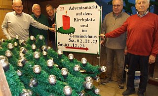 Klaus-Jürgen Bernotat, Werner Klusmeier, Heino Niederbockstruck, Heinz Nordsiek und Friedhelm Bartling haben sich in den Lagerraum des historischen Blasheimer Spritzenhauses begeben, um nach der Weihnachtsbeleuchtung zu schauen. Im Vordergrund sind Teile der Wekhnachtsbeleuchtung zu sehen. - Karsten Schulz