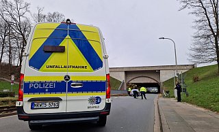 Hier ist am Dienstagnachmittag ein Senior aus Minden von einem Auto erfasst worden. Die Polizei nimmt gegenwärtig den Unfall auf. - Ilja Regier