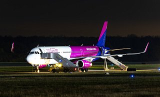 Am späten Sonntagabend musste die Maschine auf dem Paderborner Flughafen zwischenlanden. - Moritz Kloeckner