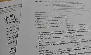 Vor der Impfung wird ausgefüllt: Der Informations- und Anamnese-Bogen. - Simone Flörke