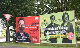 Die Wahlplakate von SPD und Grünen an der Ecke Ravensberger/Engersche Straße in Spenge sind beschmiert und verunstaltet. - Mareike Patock