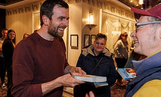 Beim anschließenden Gespräch im Theater-Foyer war Jonas Deichmann gerne bereit sein Buch zu signieren. - Oliver Krato