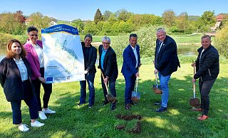 Katharina Neubert (OWL GmbH), Birte Korte (Abteilungsleiterin Planen und Bauen beim Kreis Höxter), Sarah Stephan (Bezirksregierung Detmold), Günter Weskamp (stellvertretender Bürgermeister Beverungen), Landrat Michael Stickeln, Daniel Hartmann (Bürgermeister Höxter), Matthias Beckmann (Projektkoordinator; Abteilung Bauen und Planen beim Kreis Höxter). - Kreis Höxter