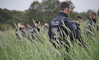 Eine Hundertschaft der Polizei hatte nach dem Senior gesucht. - (Symbolbild): Alexander Lange