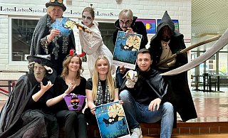 Regina Schlüter-Ruff von der Stadt Spenge (hinten links) und Bernhard Luksch (hinten 3. von links) samt Team laden im gruseligen Outfit ein zu den Kinderkunsttagen. - Britta Bohnenkamp-Schmidt