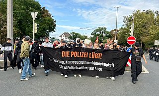 Die Anti-Polizei-Demo ist nach einem friedlichen Verlauf am Herforder Bahnhof geendet. - Christina Römer