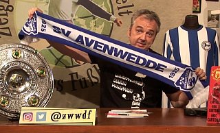 Das Retro-Shirt von Arminia Bielefeld in den Hintergrund gedrängt: Der Fanschal des SV Avenwedde ist am Sonntag in der Fernseh-Kultshow „Arnd Zeiglers wunderbare Welt des Fußballs" bei einem Beitrag über Dirk van der Ven ganz groß rausgekommen. Der Moderator küsste sogar das Wappen und legte den Schal auf die Meisterschale. - WDR
