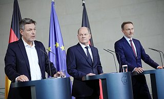 Die Bundesregierung steht angesichts des Milliardenlochs im Haushalt vor einer neuen Herausforderung. - Dpa