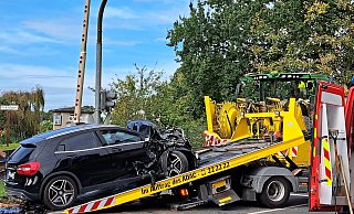 Ein Mercedes ist mit einer Erntemaschine an der Brockhäger Straße kollidiert. - Philipp Kersten