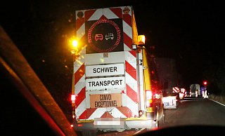 Symbolfoto: Bei einem Schwertransport kam es auf der A2 bei Herford zu einem Unfall. - Simone Flörke