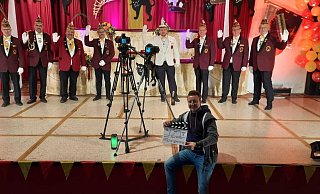 Ein intensiver Filmdreh im Nieheimer Karneval mit Daniel Winkler (vorn). - nkg