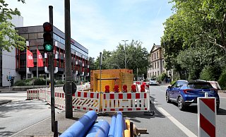 Die Baustelle der Stadtwerke Herford wandert am Dienstag von einer Straßenseite von "Auf der Freiheit" auf die andere. Richtung Bahnhofskreuzung ist hier dann gesperrt. - Frank-Michael Kiel-Steinkamp