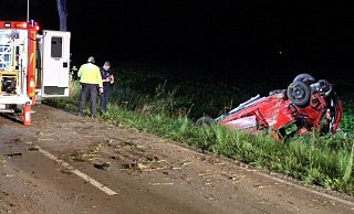 Das Auto kam von der Fahrbahn ab und kollidierte mit zwei Bäumen. - Polizei Minden-Lübbecke