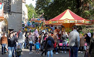 Volksfeste wie die bestens besuchte City-Kirmes sind eine Attraktion besonders für Familien mit Kindern. Frauen und Männer der mittleren Generation sind auch als Fachkräfte begehrt. - Frank-Michael Kiel-Steinkamp