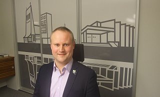 Bürgermeister Henning Vieker stellt sich Bürgerfragen. - Karsten Schulz