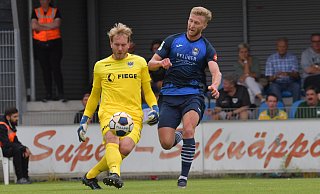 Wiedenbrücks Benedikt Zahn bedrängt Münsters Keeper Maximilian Schulze-Niehues. Der Mittelstürmer des SCW hatte ein paar gute Chancen und spielte einen sensationellen Pass, der zum 1:1 hätte führen müssen. - Jens Dünhölter