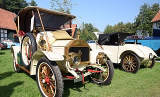 Der "Swift" links stammt aus dem Jahr 1908 und erinnert noch etwas an eine Kutsche. - Mareike Patock