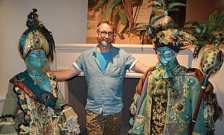 Horst Raack zeigt - hier bei der Ausstellung an der Werburg - zwei seiner Kreationen. - Mareike Patock