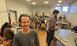 Thomas Brogsitter ist Vorsitzender des NWD-Betriebsrates und sitzt hier in der Kantine im Schützenhof. Wenn die Musiker während der Probenpause hierher kommen, wird es ganz schön voll. Außerdem muss die Kantine aufgrund von Platzmangel zum Teil auch als Umkleide genutzt werden. - Natalie Gottwald