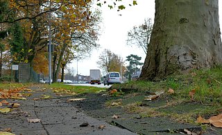 Das Foto zeigt eine der beschädigten Stellen entlang der Gütersloher Straße, die die Gemeinde im Winter sanieren möchte. - Sennegemeinde Hövelhof