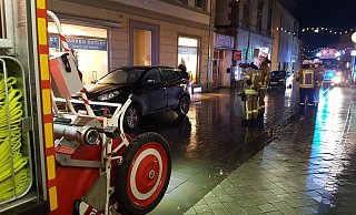 Die Feuerwehr ist mit vielen Einsatzkräften in der Warburger Innenstadt im Einsatz. - Dieter Scholz