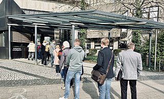 Schlange stehen vorm Amtsgericht Bielefeld für die Gläubigerversammlung der AWO OWL. - Stefan Becker