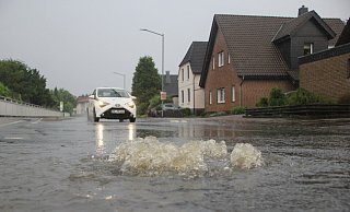 Nach dem Starkregen ist der Druck des Wassers so stark, dass es aus der Kanalisation nach oben gedrückt wird. - Florian Weyand