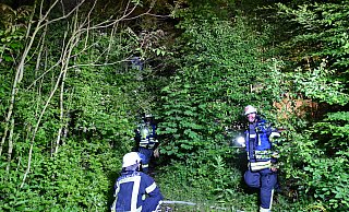 Kräfte der Bielefelder Feuerwehr im nächtlichen Einsatz - doch der Einsatzort ist kaum sichtbar. - Barbara Franke
