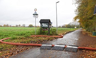 Der Spezialschlauch, über den das Wasser aus dem Moor-See abgeleitet wird, schlängelt sich über die Moorstraße bis hoch zur Else. Insgesamt ist die Leitung fast zwei Kilometer lang. - Mareike Patock