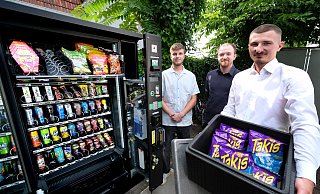 Paul Venjakob, Luca Sorci und Ben Sorci betreiben zwei neue Snack-Automaten in Gütersloh. - Andreas Frücht