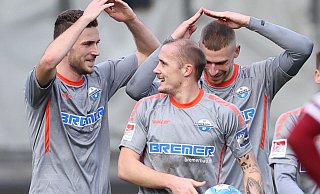 Die SCP-Akteure Dennis Srbeny (l.) und Felix Platte (r.) feierten auf etwas eigentümliche Art und Weise Sven Michels 2:0-Treffer in Nürnberg. Zwei Wochen später wechselte Michel zu Union Berlin. - picture alliance/dpa