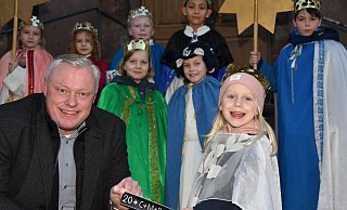 Bürgermeister Daniel Hartmann mit den Sternsingern Jule (vorn) sowie Karl, Henry, Marie, Eva, Lilly, Linea und Emiliano. - Thomas Kube